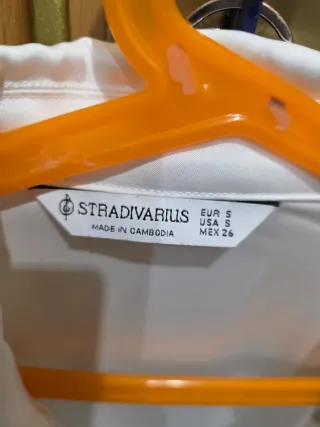 Blusa Stradivarius blanca manga larga. Satén.