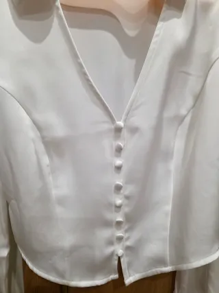 Blusa Stradivarius blanca manga larga. Satén.