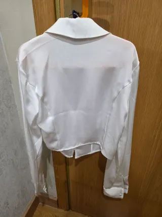 Blusa Stradivarius blanca manga larga. Satén.