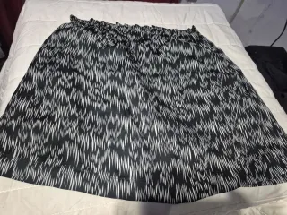 Falda estampada blanco y negro