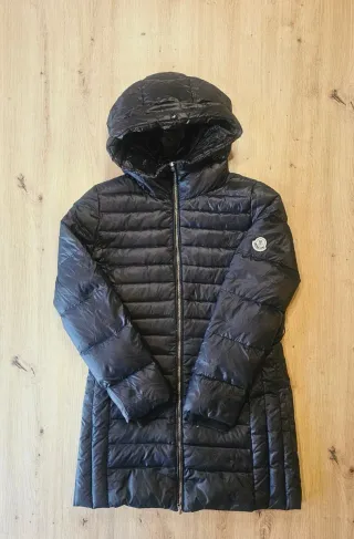 Plumífero largo Moncler negro con capucha