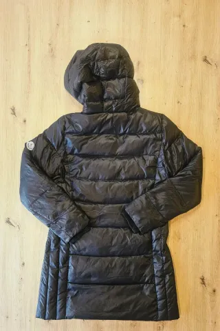 Plumífero largo Moncler negro con capucha