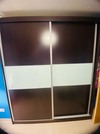 Guardaroba con ante scorrevoli in legno