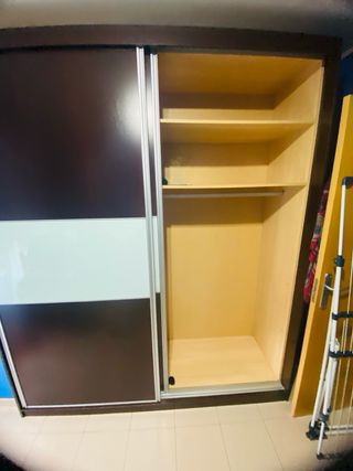 Guardaroba con ante scorrevoli in legno