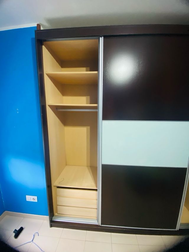 Guarda-roupa com portas de correr em madeira