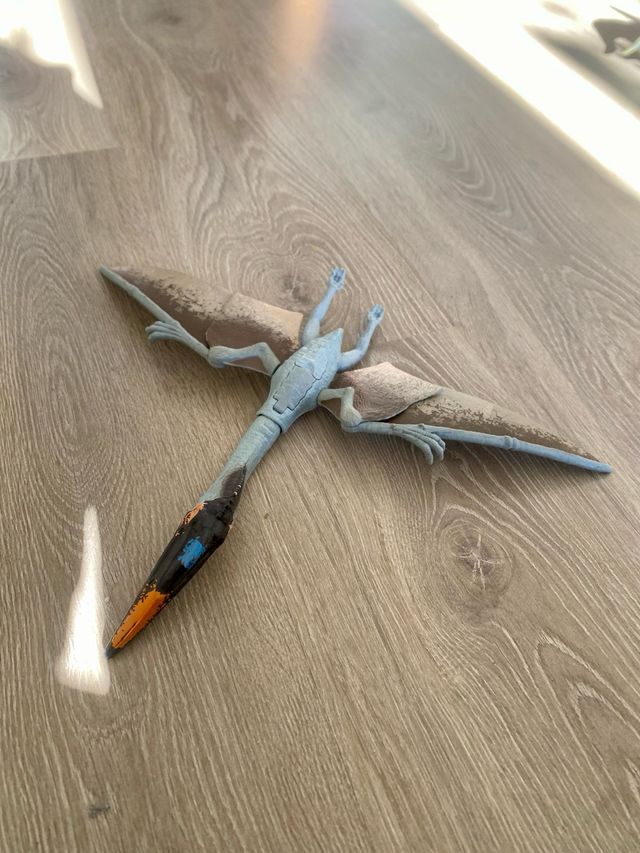 Figura de juguete de criatura alada