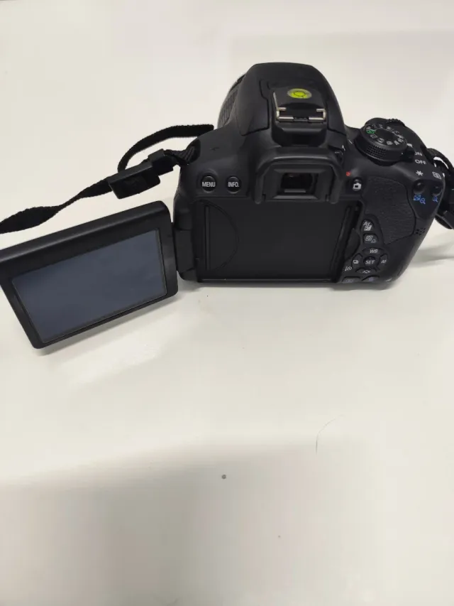 Câmera Canon EOS 700D 18-55mm Preta