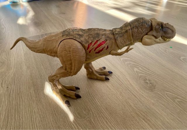 Dinosaurio T-Rex batalla con Heridas Rojas “