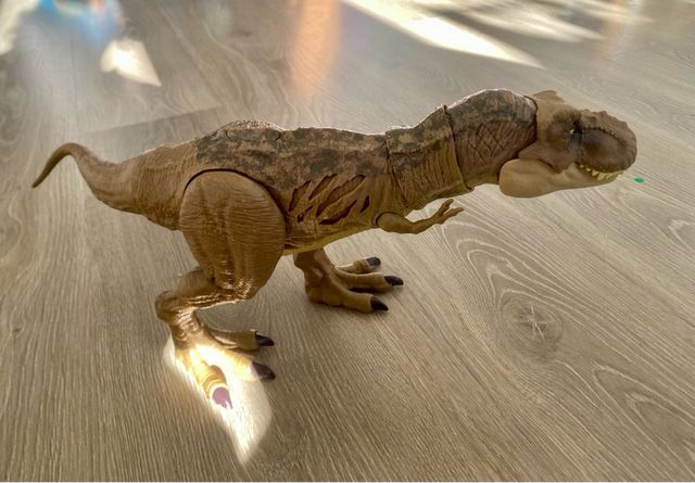 Dinosaurio T-Rex batalla con Heridas Rojas “