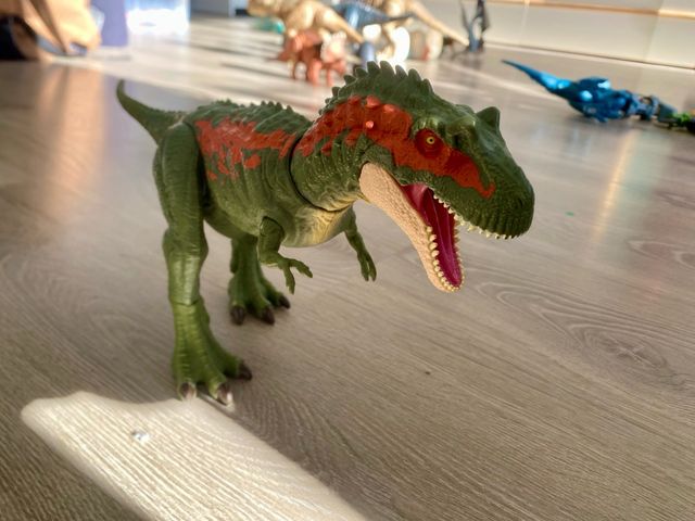 Juguete Dinosaurio Verde con Rojo Albertosaurio