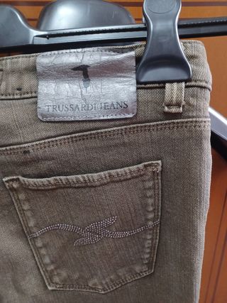 Top giallo senape e jeans verde oliva