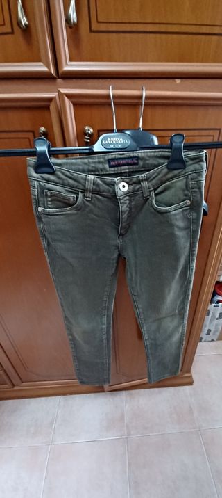 Top giallo senape e jeans verde oliva