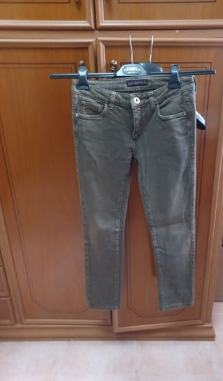 Top giallo senape e jeans verde oliva