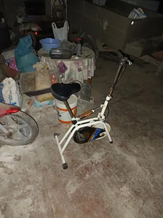 Bicicleta estática blanca