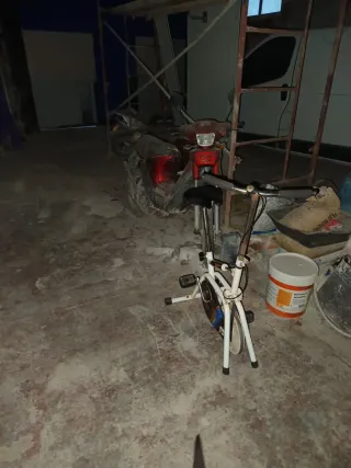 Bicicleta estática blanca