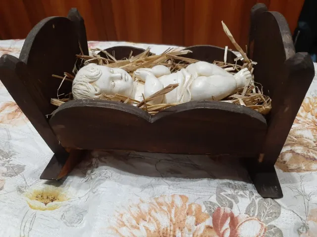 Culla artigianale in legno con bambinello