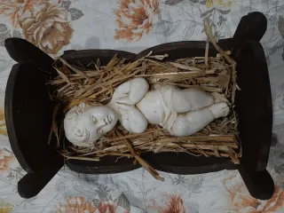 Culla artigianale in legno con bambinello