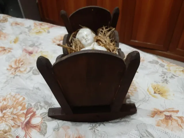 Culla artigianale in legno con bambinello