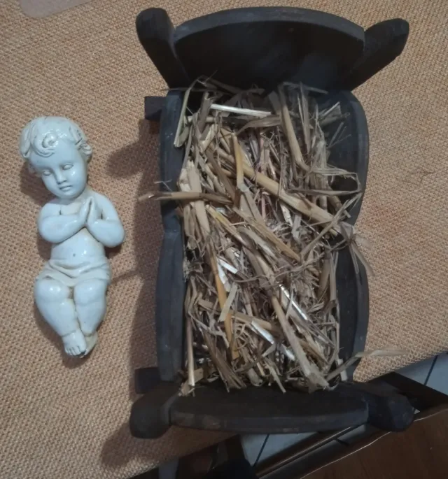 Culla artigianale in legno con bambinello