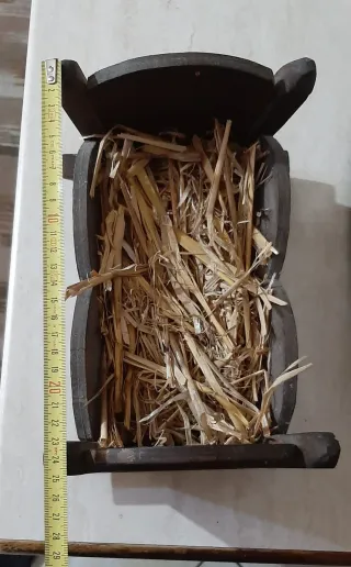 Culla artigianale in legno con bambinello