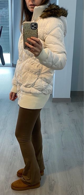 Plumífero entallado blanco con capucha