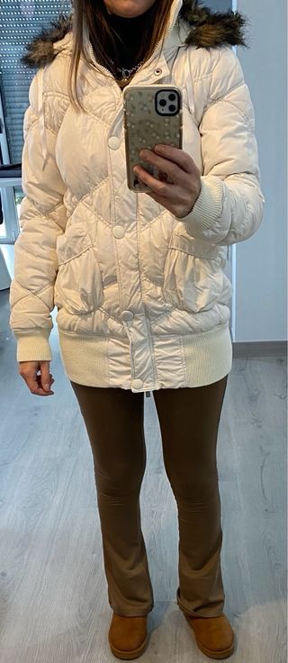 Plumífero entallado blanco con capucha