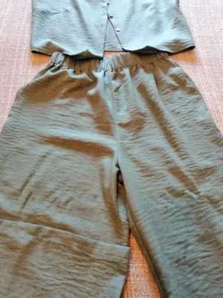 Conjunto chaleco y pantalón verde