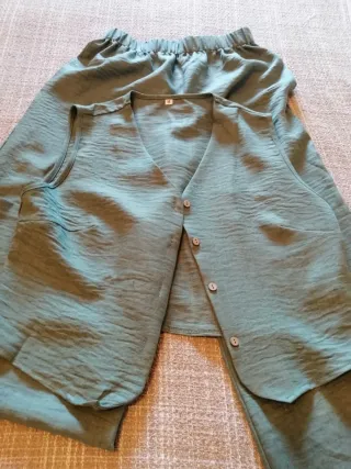 Conjunto chaleco y pantalón verde