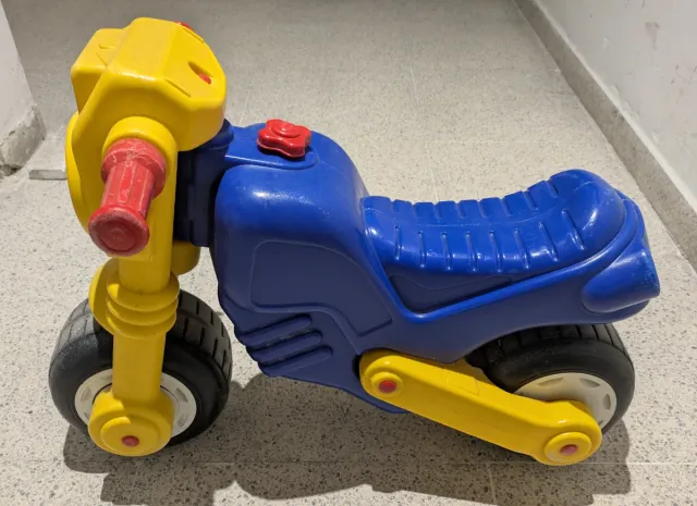 Moto de juguete para niños.azul y amarilla