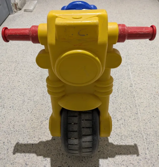 Moto de juguete para niños.azul y amarilla