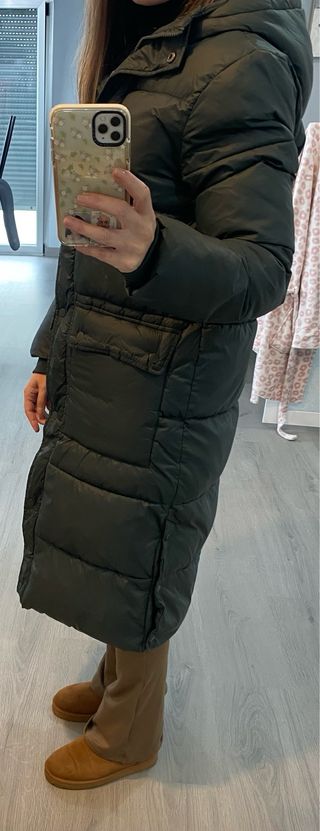 Plumífero largo verde con capucha verde oscuro