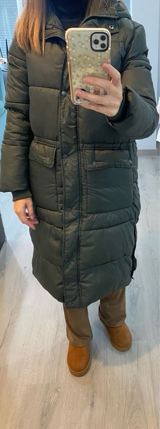 Plumífero largo verde con capucha verde oscuro