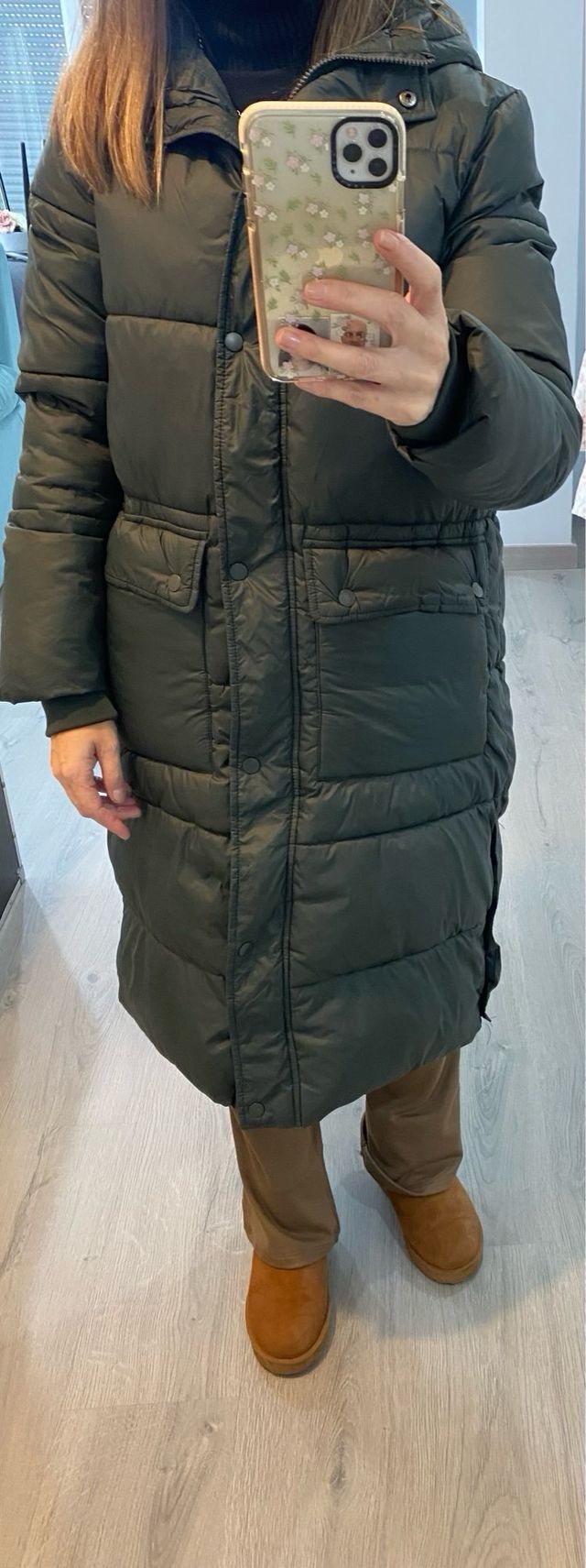 Plumífero largo verde con capucha verde oscuro