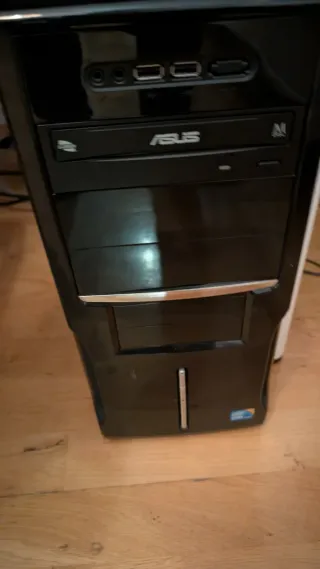 Ordenador de sobremesa con monitor