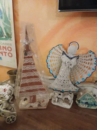 Angelo e albero di Natale decorati fatto a mano