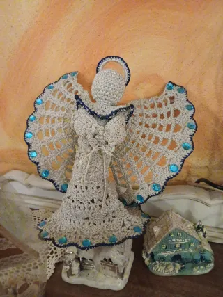 Angelo e albero di Natale decorati fatto a mano