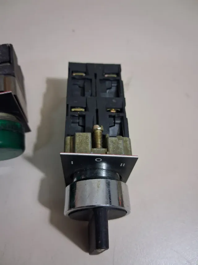 Interruptor Selector y Lámparas Verdes