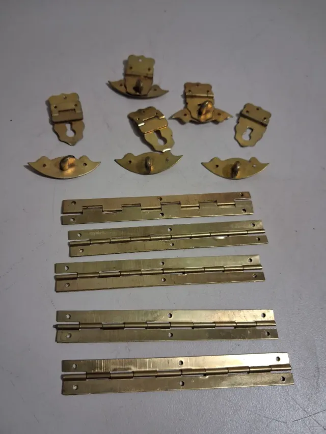 Cierres y bisagras de latón