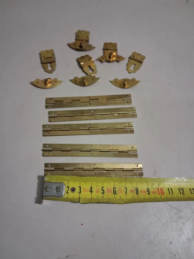 Cierres y bisagras de latón