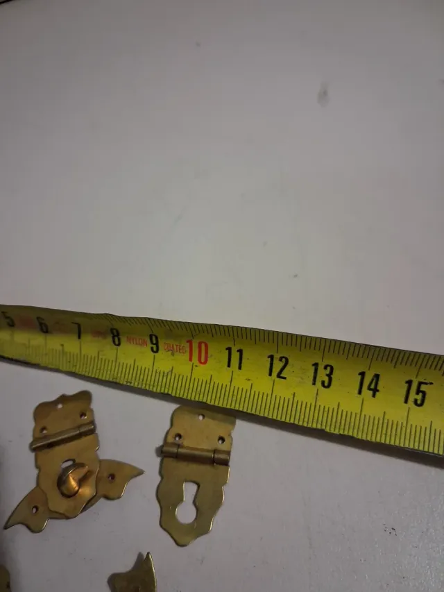 Cierres y bisagras de latón