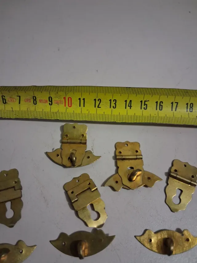 Cierres y bisagras de latón