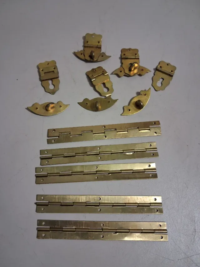 Cierres y bisagras de latón