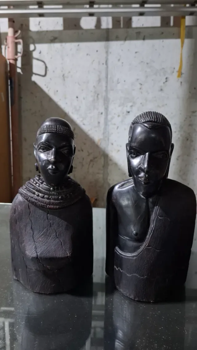 Figuras africanas de madera tallada, pareja.