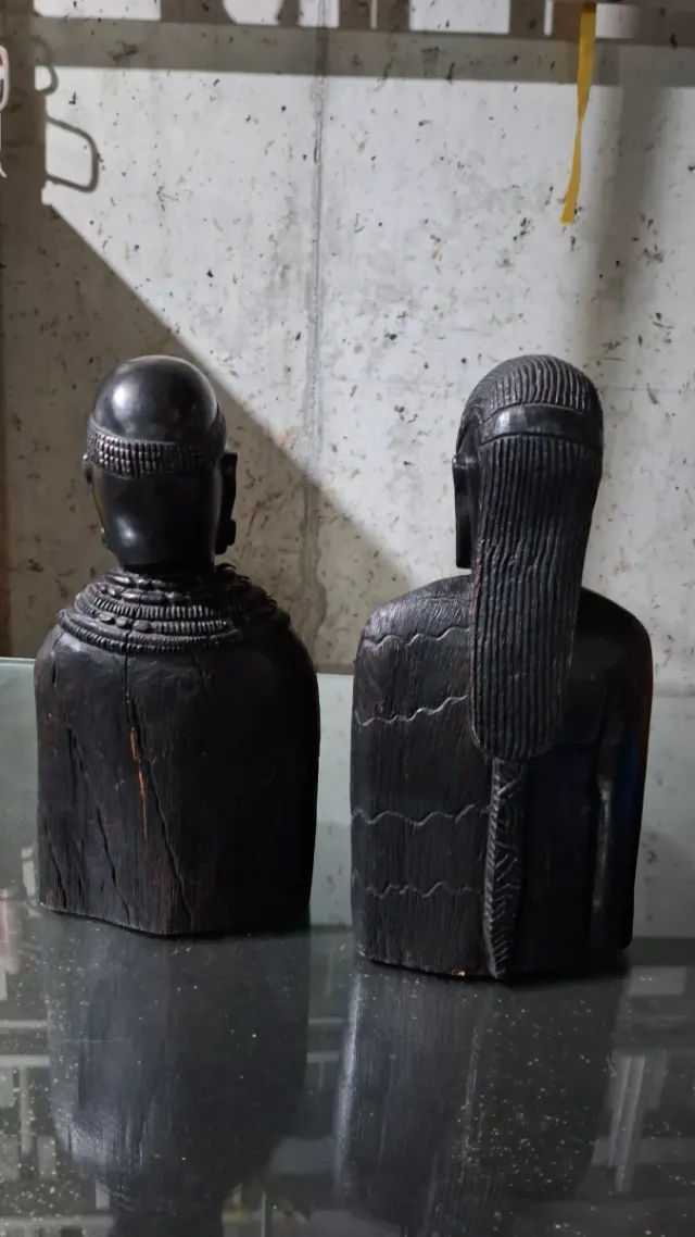 Figuras africanas de madera tallada, pareja.