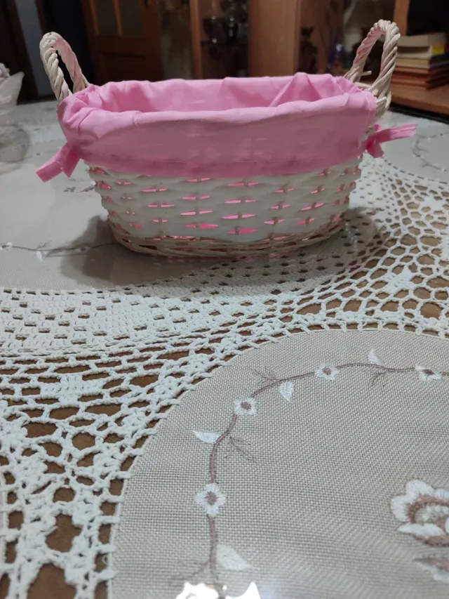Cesta mimbre y tela rosa/blanca