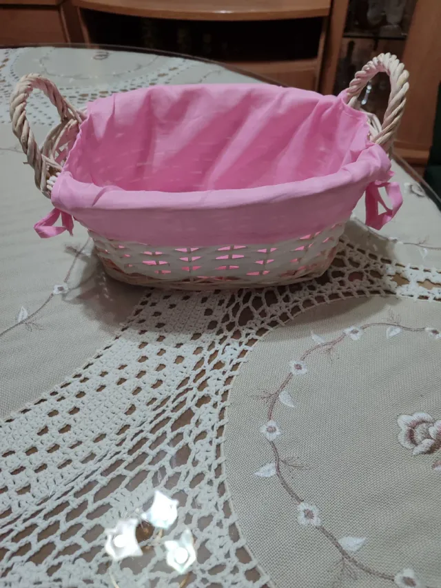 Cesta mimbre y tela rosa/blanca