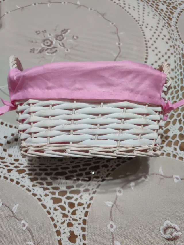 Cesta mimbre y tela rosa/blanca