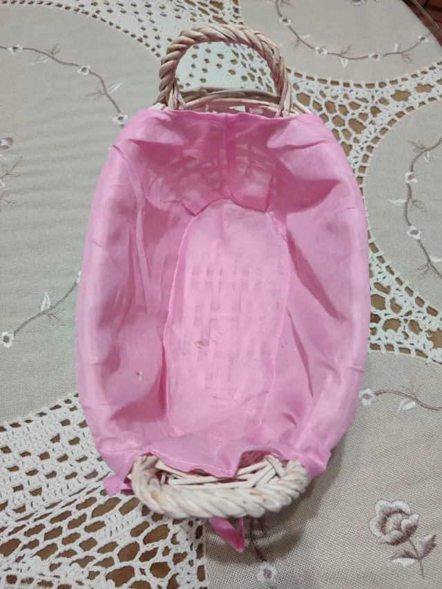 Cesta mimbre y tela rosa/blanca