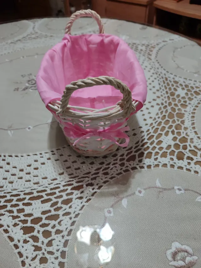 Cesta mimbre y tela rosa/blanca