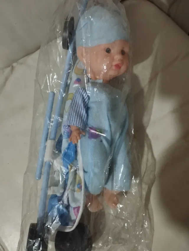 Bambola con passeggino giocattolo
